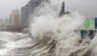 Ужасяващи вълни потопиха бреговете на Южна Корея…